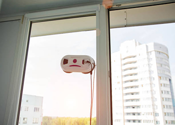 Jak poruszają się roboty sprzątające okna?